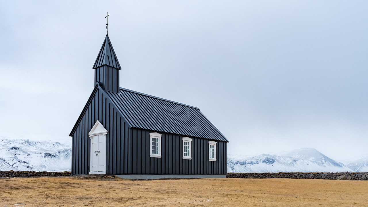 An Icelandic medieval stave church made of drift timber: the implications of the wood identification