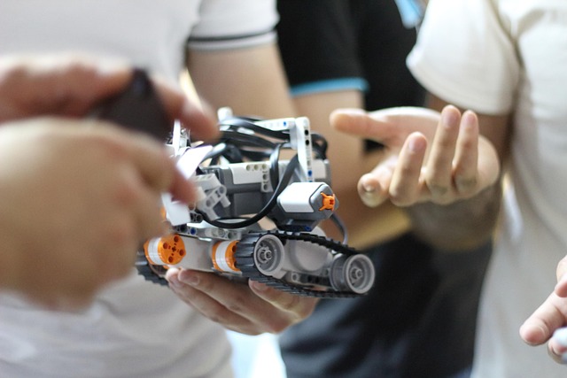 Building simple mechanical minds using Lego® robots for research and teaching in philosophy